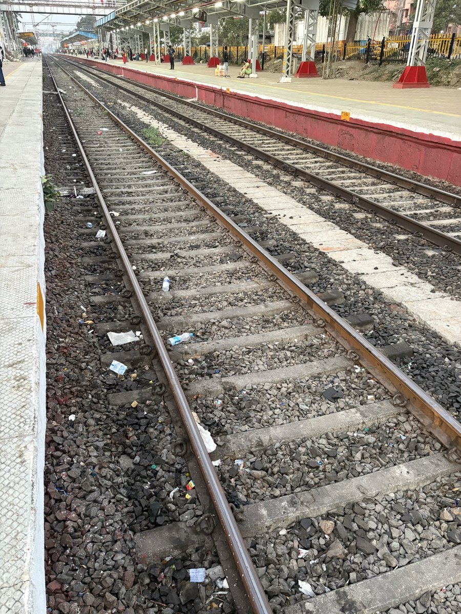 jignesh0819's tweet photo. @RailwaySeva @WesternRly @drmbct @RailMinIndia @AshwiniVaishnaw @dhaval241086 
Now the IR has growing &amp; developing at so many things but at our UMBERGAON station platform number 2 tracks  there is no cleaning at all and no control… is this station master responsibility or not? https://t.co/z02GUly86T