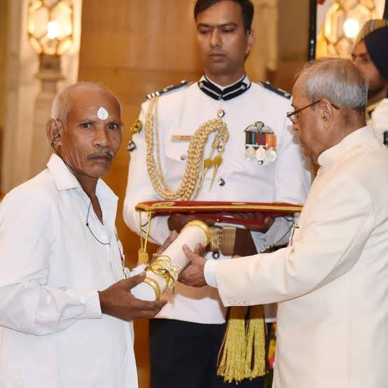 Hitheish_arjun's tweet photo. "Vanajeevi Ramayya is no more, but the rustle of every leaf and the whisper of the wind through the trees will forever echo his spirit. We miss him deeply, but his roots remain in every green breath of our land." 
🌱🪴 #VanajeeviRamayya #india #padmashri #telangana #khammam https://t.co/5dvyfQ8TgK