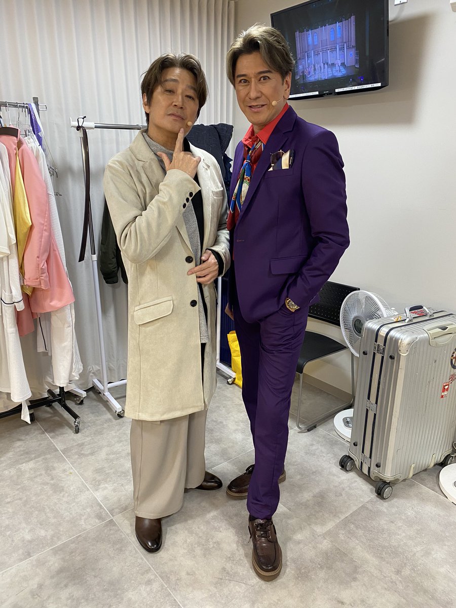kawasakimayokun's tweet photo. 『ドリームハイ』初日!予想以上に客席が盛り上がってくれた。
マッチもうちの楽屋に何度も何度も遊びに来て話しくれる。
昔より更に優しくなった気がするよ。マッチの衣裳のパンツ欲しいな。どこで帰るのかな?
#近藤真彦
#川﨑麻世
#川崎麻世
#ドリームハイ
#FCUPOK https://t.co/iwMUDkD5yF