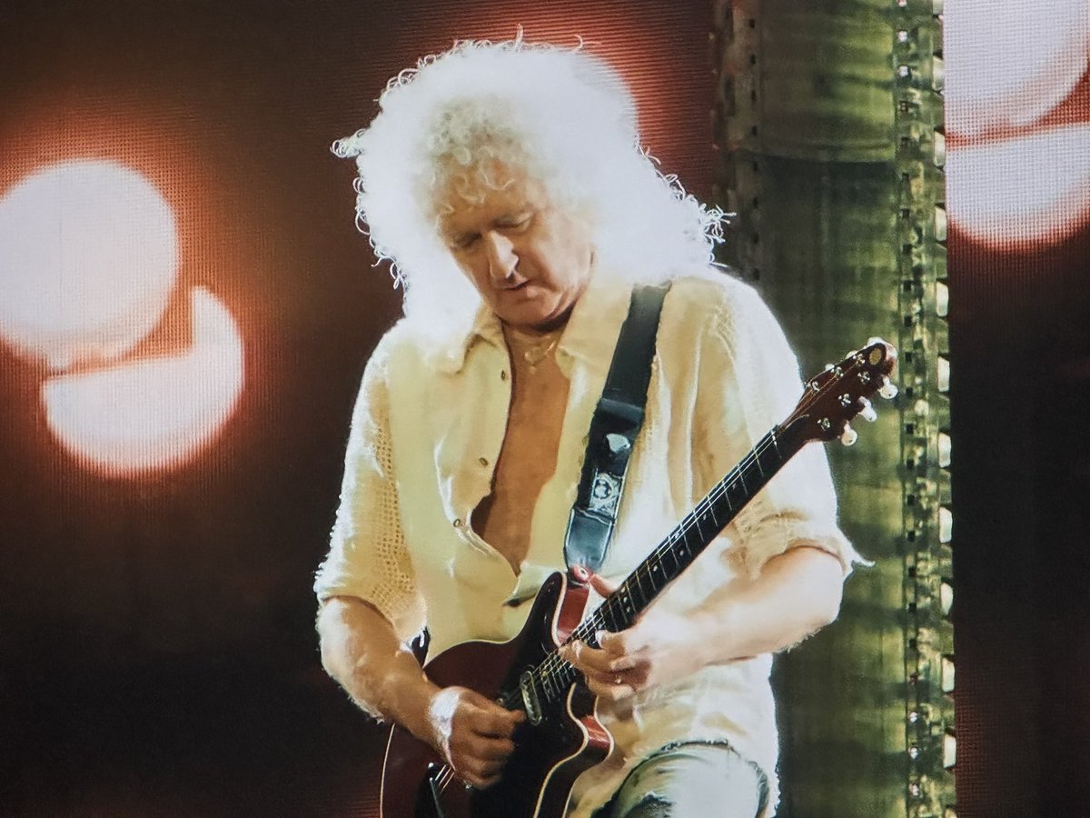 marchenajr's tweet photo. Majestuoso lo de #BENSONBOONE en #Coachella2025 cantando “Bohemian Rhapsody” y “Beautiful Thing” junto a #BryanMay de Queen. En su primera aparición después del ACV. Los coros, la banda. Esto es música de verdad. https://t.co/KAvRvtOdQt