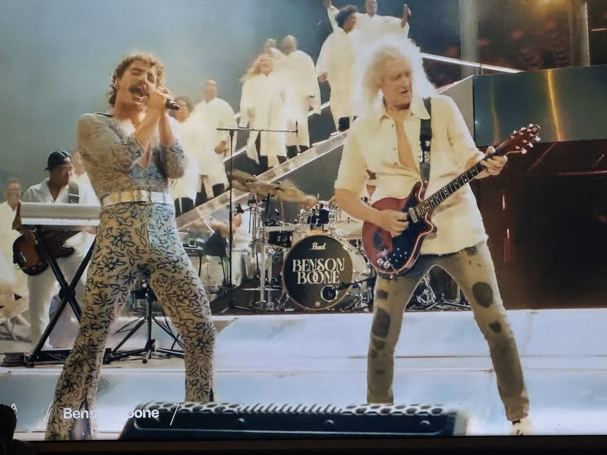 marchenajr's tweet photo. Majestuoso lo de #BENSONBOONE en #Coachella2025 cantando “Bohemian Rhapsody” y “Beautiful Thing” junto a #BryanMay de Queen. En su primera aparición después del ACV. Los coros, la banda. Esto es música de verdad. https://t.co/KAvRvtOdQt