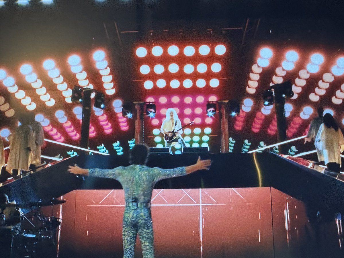 marchenajr's tweet photo. Majestuoso lo de #BENSONBOONE en #Coachella2025 cantando “Bohemian Rhapsody” y “Beautiful Thing” junto a #BryanMay de Queen. En su primera aparición después del ACV. Los coros, la banda. Esto es música de verdad. https://t.co/KAvRvtOdQt