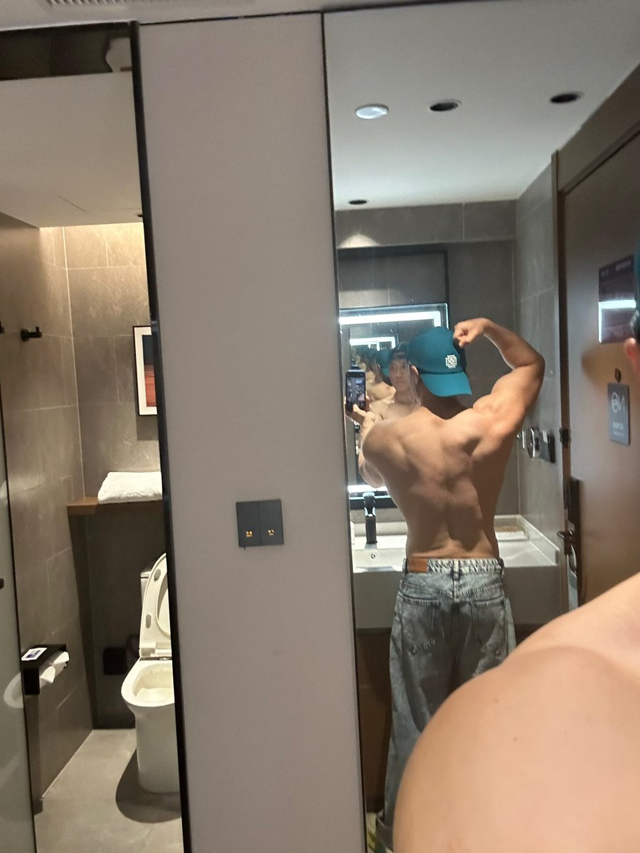 曼谷，帅哥真多，但是有没有小姐姐诶？哈哈哈😄