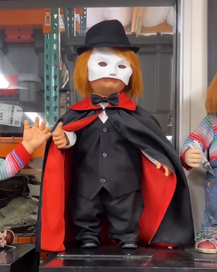 liminalxy's tweet image. I’ve been going on about this since his release. 

Since he got a blighted skin i expect dbd and universal got a good thing going on!

PLEASE GIVE CHUCKY A PHANTOM OF THE OPERA SKIN! 🙏
(It’s from Chucky TV Show S3)
#DeadbyDaylight #chucky 
@RealDonMancini