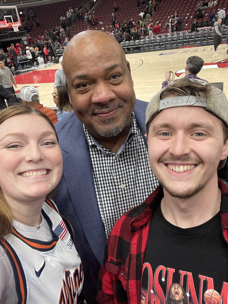 valorie_kay2's tweet photo. @Stacey21King Stacey you made our night. Go home and get some rest🤍 it was so lovely meeting you! https://t.co/WMAnpRq9QT