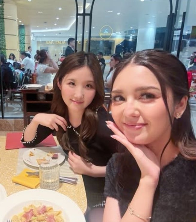 seowondumpling's tweet photo. I love seeing Shana enjoying her vacation here in the Philippines with Chanty, outside of work. I hope the other Lapillus members can do it as well btw enjoy our litol mommy💛

#Lapillus #라필루스 #Shana #샤나 https://t.co/ky5FPQni2W