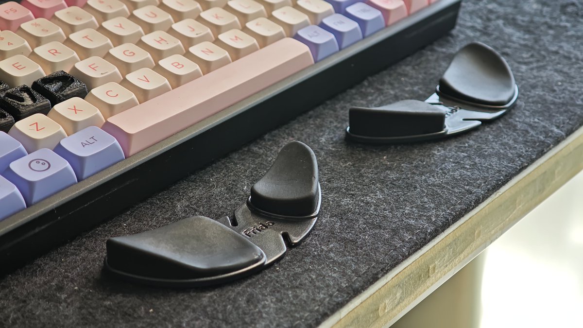 RaoSumukh's tweet image. We&apos;ve launched an absolute banger product at @myfrido. If you spend long hours in front of a screen and/or experience pain in your wrists, this is a game-changer! I&apos;ve been using it for a while, so let me know if you have any questions :)