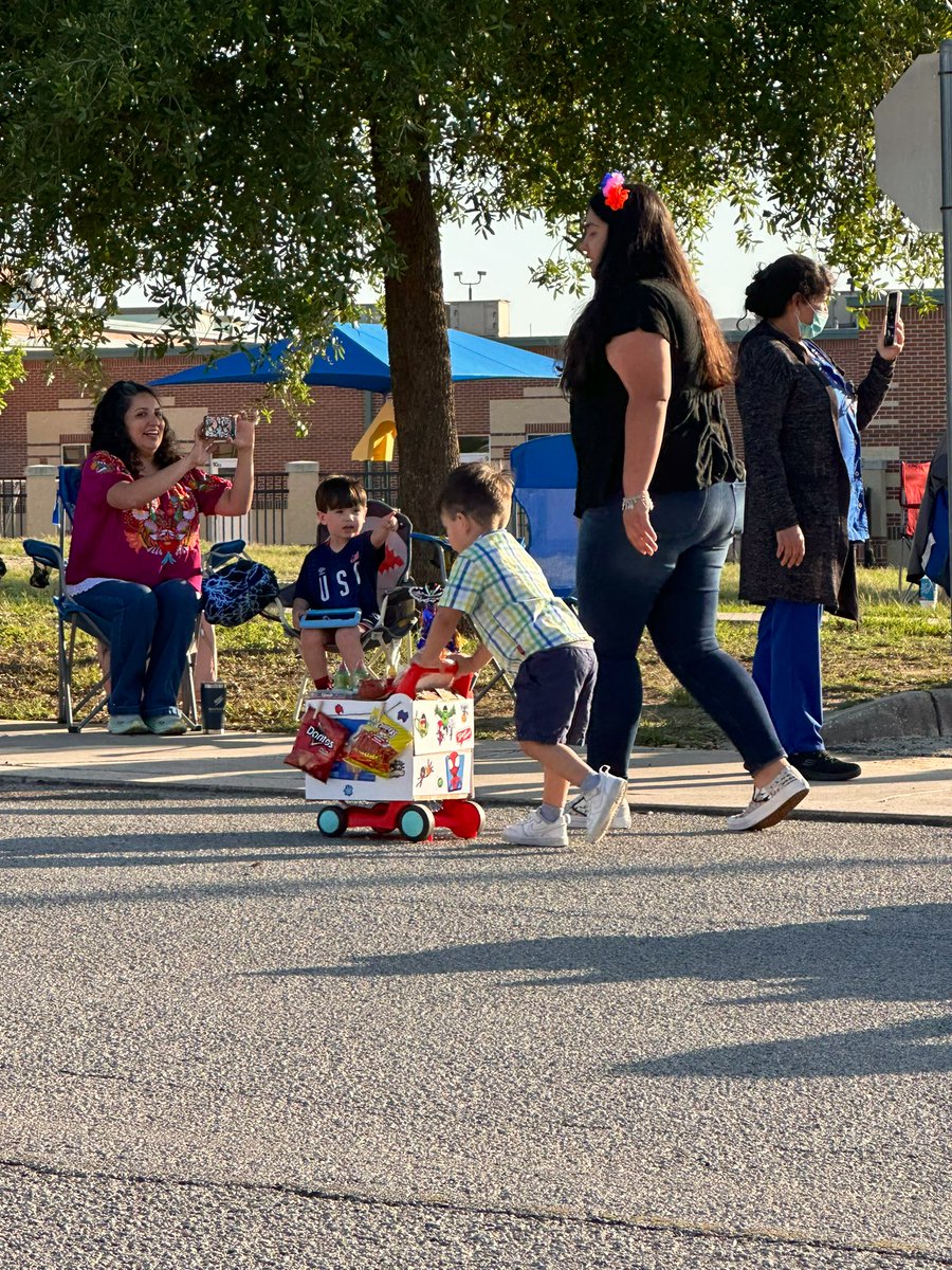 NISD_SEB's tweet photo. Fiesta Parada at @NISDDriggers was a AMAZING! 🪇 The SEB team enjoyed seeing the cute student floats, student mariachis, cheerleaders, and the community come together. 🎊 #VivaFiesta #FiestaParade @NISD https://t.co/gadLK3fBV2