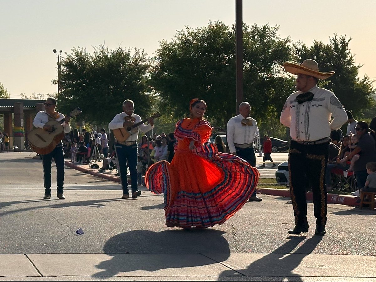 NISD_SEB's tweet photo. Fiesta Parada at @NISDDriggers was a AMAZING! 🪇 The SEB team enjoyed seeing the cute student floats, student mariachis, cheerleaders, and the community come together. 🎊 #VivaFiesta #FiestaParade @NISD https://t.co/gadLK3fBV2