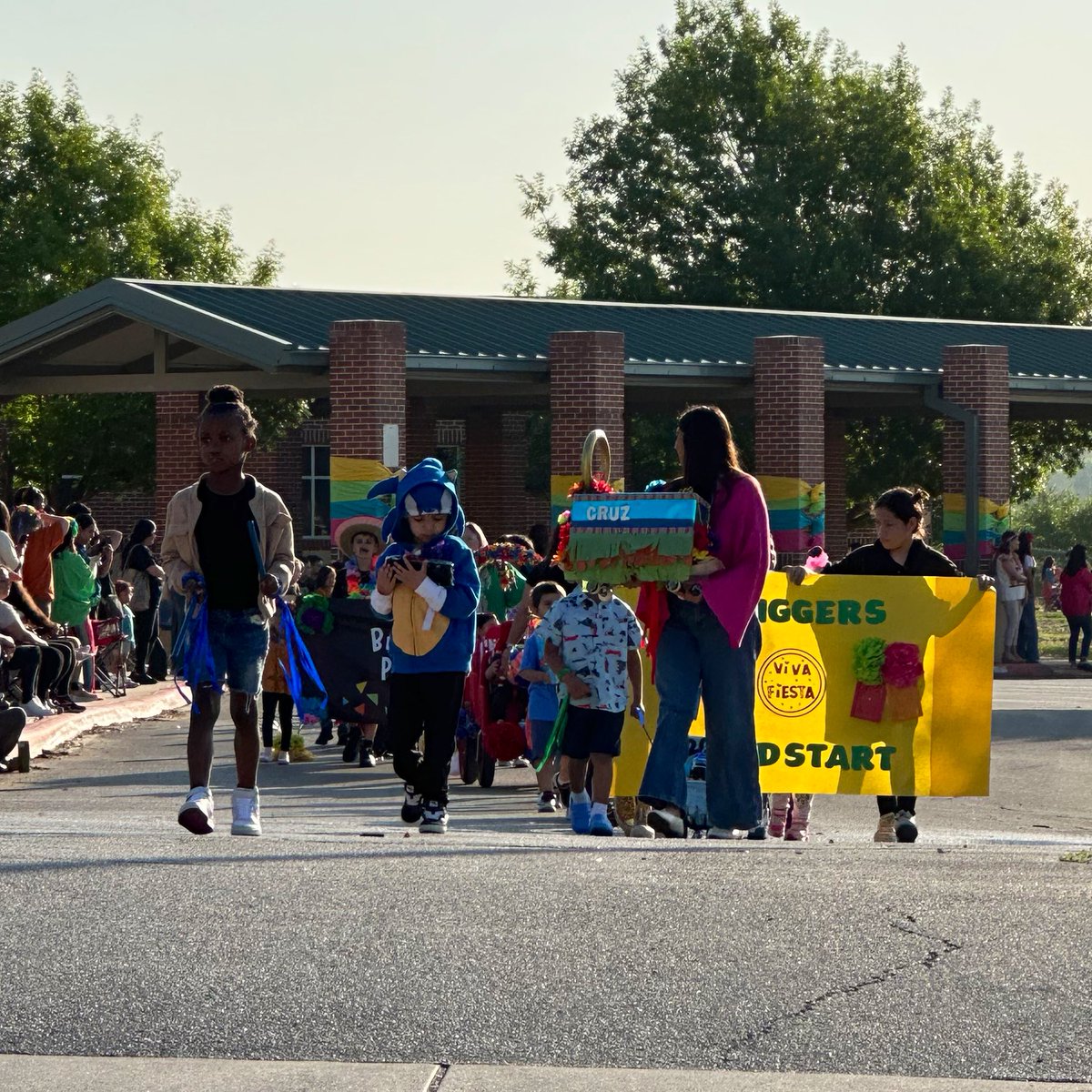 NISD_SEB's tweet photo. Fiesta Parada at @NISDDriggers was a AMAZING! 🪇 The SEB team enjoyed seeing the cute student floats, student mariachis, cheerleaders, and the community come together. 🎊 #VivaFiesta #FiestaParade @NISD https://t.co/gadLK3fBV2