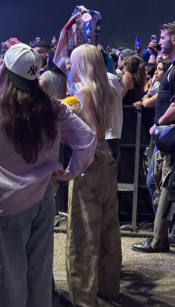 ohingchu__'s tweet photo. 채영 꽃들고 무대보는중
#LISACHELLA #Coachella2025 https://t.co/nnxrCNbalO