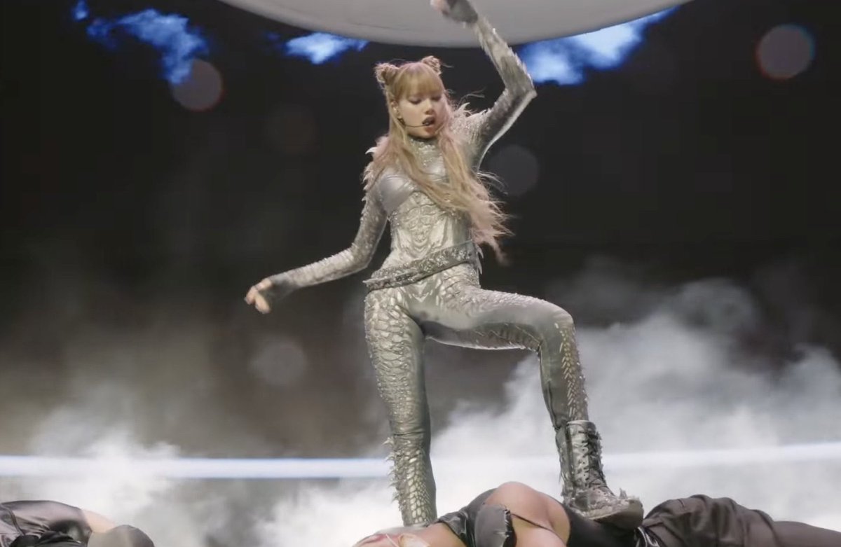 BLACKPINKMX1's tweet photo. #LISA en el escenario de #Coachella como VIXI presentando Thunder, FUTW y LALISA! 

THAICONIC LISA COACHELLA
#LISACHELLA #Coachella2025 #BLACKPINKMEXICO https://t.co/vTUoaiMCFg