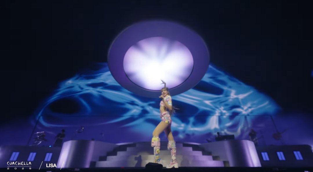 sunnysunlisa's tweet photo. I'M SO PROUD OF HER LIKE THE CROWD IS CHEERING HER NAME #LISA SO LOUD THAT I CAN HEAR IT ON LIVE 😭❤️‍🔥

THAICONIC LISA COACHELLA 
#LISACHELLA #Coachella2025 https://t.co/X1GV2z7tFx