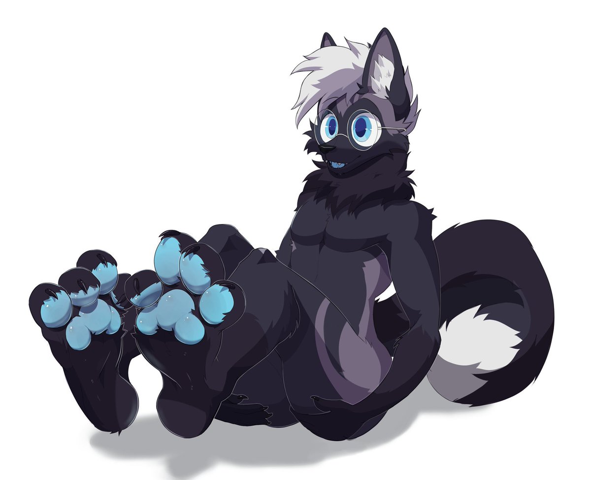 all ready for my pedicure! 🐾 

🖼️: <a href="/Mangoyena/">Mangoyena</a>