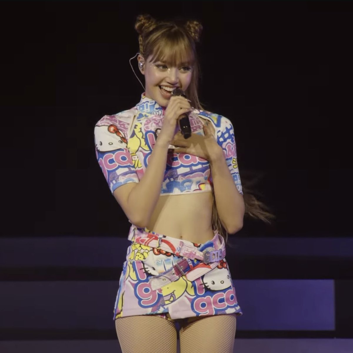 #LISA: “…What’s up, Coachella! ลิซ่านะคะ และสำหรับแฟนๆ The White Lotus คุณอาจจะเซอร์ไพรส์ที่เห็นมุกบนเวที นี่คือมุกตอนที่ไม่ได้ทำงานค่ะ…”

อารมณ์ขันชีอะ เริ่ดมากกก 555555555
THAICONIC LISA COACHELLA
#LISACHELLA #Coachella2025