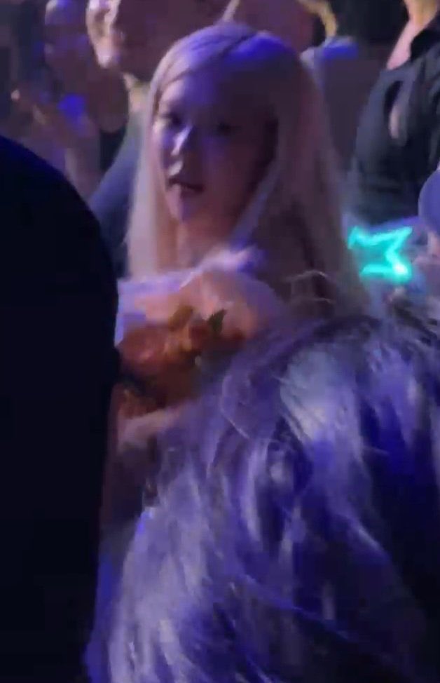 BPINKLATINO's tweet photo. ROSÉ en COACHELLA apoyando a sus chicas. 

THAICONIC LISA COACHELLA 
#LISACHELLA #Coachella2025 https://t.co/iJiTQrkFzO