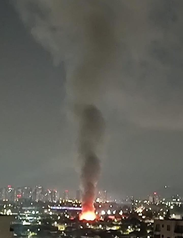 alegriagonzaa's tweet photo. 23:11 | 🚨🔥#URGENTE #PedroAguirreCerda Sale Z2 #Maipú en apoyo a B6, B3, Q7, B10, B2, R11, BT5, R4, B7, B9, Q10, BX2, X1, Z8 #Metrosur Z3 Z2 BH-2, Z-1 #LaGranja a 4to BATALLÓN DE INCENDIO en Correa Errazuriz c/ Urzúa @reddeemergencia @biobio https://t.co/ndoo6Ywbpr