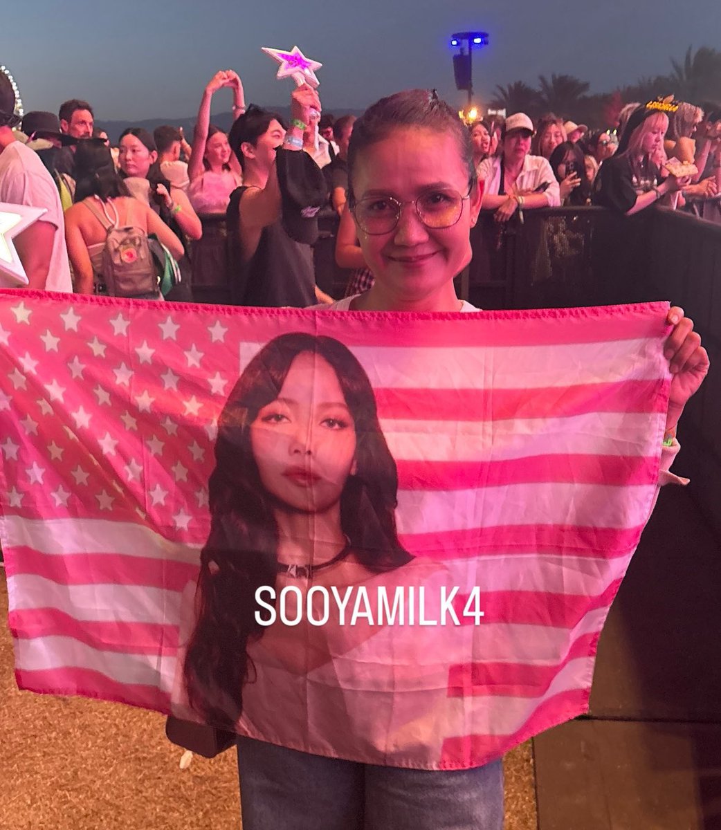 queweaconbpink's tweet photo. ESTO NO ES UNA BROMA, ROSÉ Y LA MAMA DE #LISA ESTÁN ENTRE EL PÚBLICO APOYÁNDOLA, ESTO ES DEMASIADO PARA MI CORAZÓN DE POLLO 😭

THAICONIC LISA COACHELLA
#LISACHELLA #Coachella2025 https://t.co/Znejgj4RPb