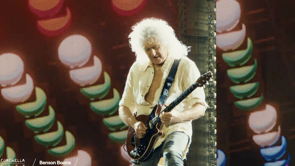 Indie5051's tweet photo. Brian May tocando  “Bohemian Rhapsody” junto a Benson Boone el festival Coachella https://t.co/nHI0rBv6HW