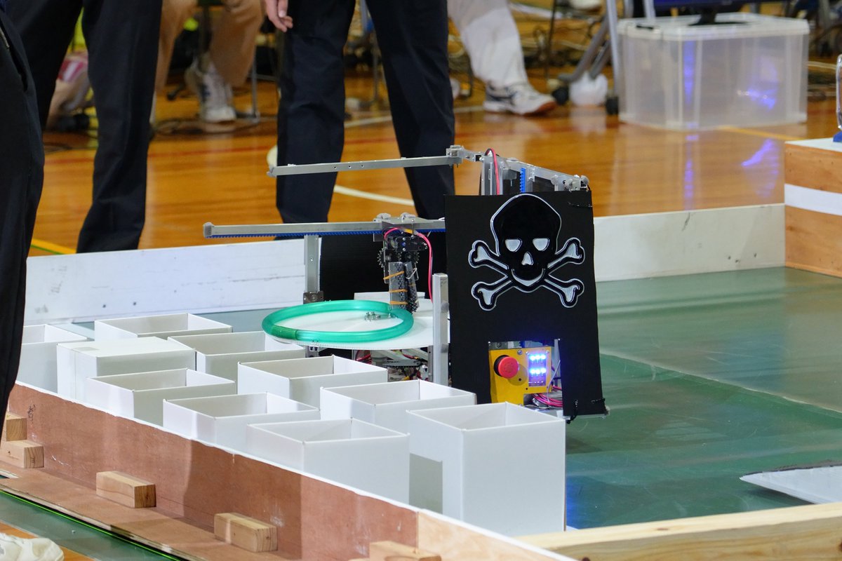 【共ロボ2025】
有明工業高等専門学校
プロジェクト名：DKT． (ﾀﾞｶﾂ)

ターンテーブルと特徴的な装飾が目をひくロボットで競技に挑みました。

#共ロボ #ロボコン