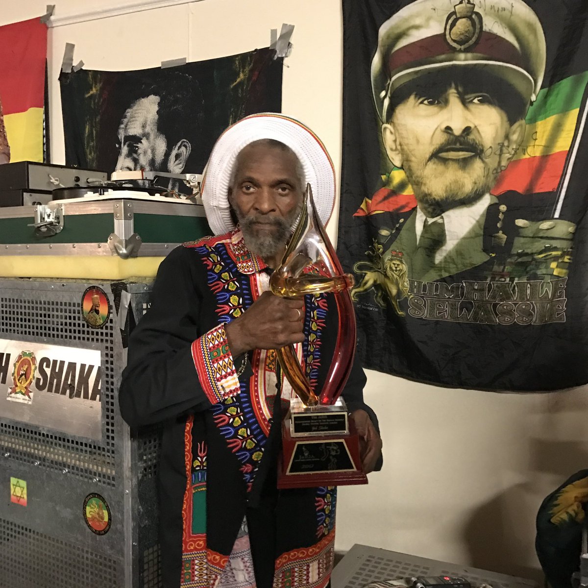 2025.4.12
ジャー・シャカ師の命日から満2年、黙祷
　　🙏
Jah love, Jah Shaka love protect us 💚💛❤️