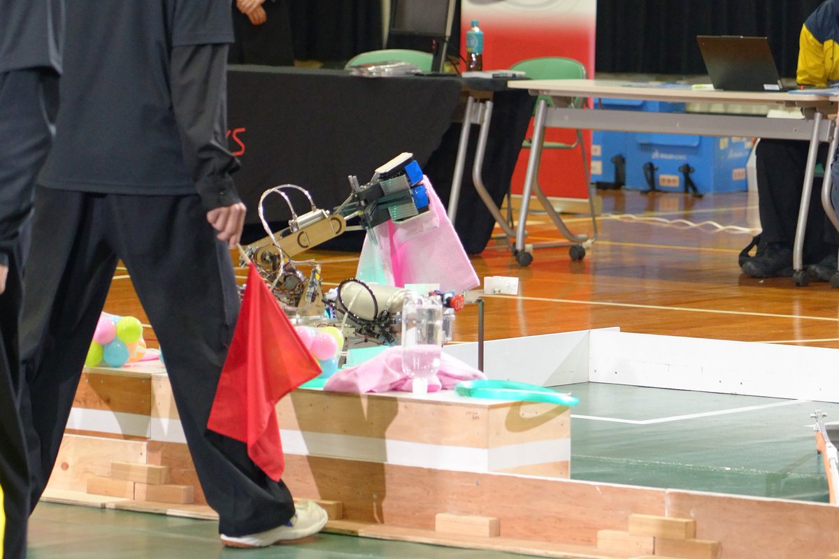 【共ロボ2025】
🎉🎉共同ロボコン大賞🎉🎉
熊本高等専門学校　熊本キャンパス　Aチーム
プロジェクト名：合法的ハコビ方ノススメ (ｺﾞｳﾎｳﾃｷﾊｺﾋﾞｶﾀﾉｽｽﾒ)

唯一無二のロボットアームを使った機構で競技にチャレンジし、共同ロボコン大賞を受賞しました。

#共ロボ #ロボコン