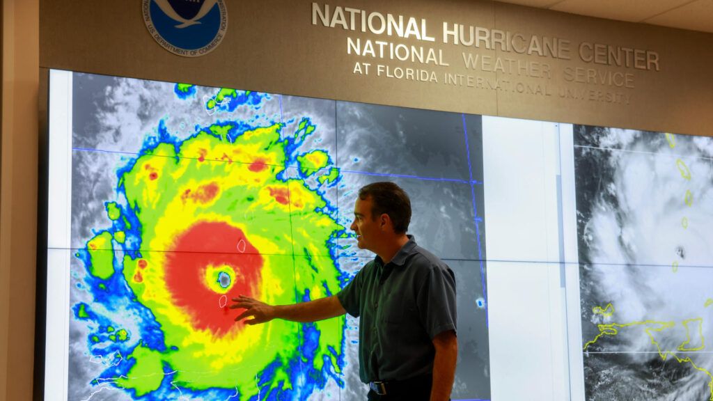 MarioNawfal's tweet image. 🚨🇺🇸CLIMATE RESEARCH GUTTED: NOAA FACES MASSIVE 25% BUDGET SLASH

The National Oceanic and Atmospheric Administration may lose a quarter of its funding in 2026—targeting its core research functions. 

The proposed plan would wipe out the Oceanic and Atmospheric Research office…
