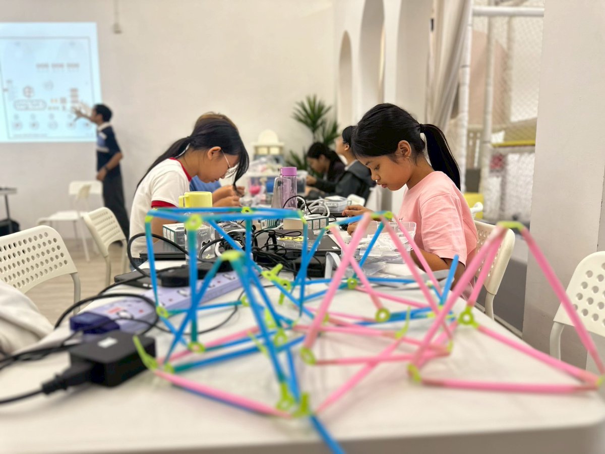 bigboxedu's tweet photo. Day 2 🎉 เริ่มต้นการผจญภัยก่อนเข้าเรียน ด้วยการสำรวจระบบขนส่งสาธารณะของสิงคโปร์ 🚆🚌 ที่ขึ้นชื่อเรื่องความสะดวกและตรงเวลา #เรียนต่อต่างประเทศ #bigboxcamp #bigboxedu #เรียนภาษาอังกฤษ #อุดรธานี #DonBoscoSchool #ค่ายฤดูร้อน #STEMCamp #STEM #flashtour #ค่ายปิดเทอม #singapore #TCAS https://t.co/1PHqvufVD8
