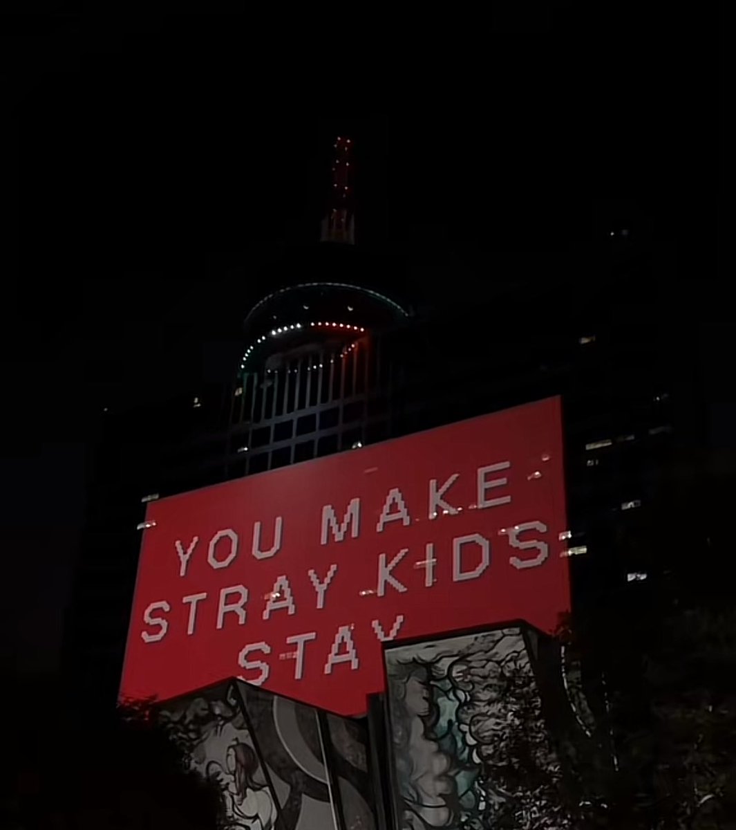 hyunx1m's tweet photo. Pusieron en el edificio del World Trade Center CDMX “You make stray kids stay” STRAY KIDS FUE TAN ESPERADO EN MÉXICO 😭😭 https://t.co/VXiFlrjVte