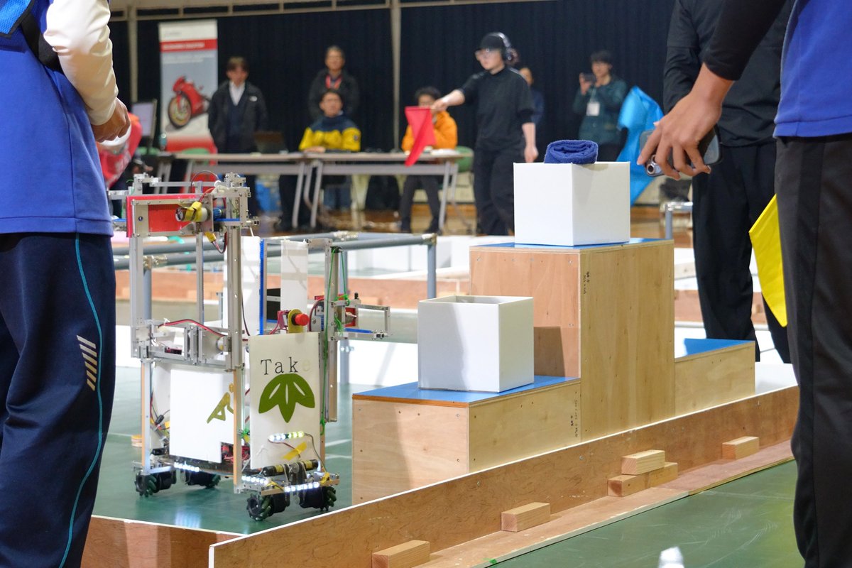 【共ロボ2025】
🥈準優勝🥈　 🏆技術賞🏆
熊本高等専門学校　八代キャンパス
プロジェクト名：トライアングラーズ (ﾄﾗｲｱﾝｸﾞﾗｰｽﾞ)

シンプルで精巧なアームと素早い足回りで迅速な配達を実現しました。

#共ロボ #ロボコン