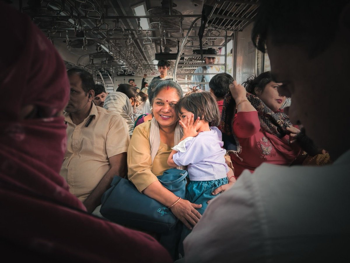 IndiaPostOffice's tweet photo. एक नई सुबह, एक नए उत्साह के साथ, शुरू होता है हमारी डाकिया गीता रानी का सफ़र। अपनी मंज़िल की ओर बढ़ती हैं मुस्कान के साथ | 🌅

कभी ट्रेन, कभी ऑटो, तो कभी पैदल ! 🛺

#Delhi #IndiaPost https://t.co/N6GdWTSrxy