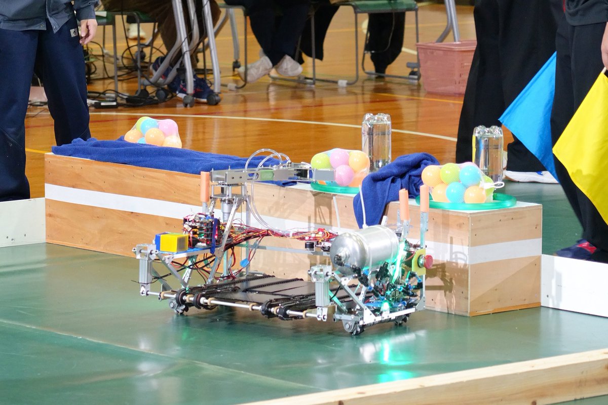 【共ロボ2025】
熊本高等専門学校　熊本キャンパス　Bチーム
プロジェクト名：飛脚 (ﾋｷｬｸ)

1本のハンドで着実に宅配物を作成し、得点を重ねていました。

#共ロボ #ロボコン