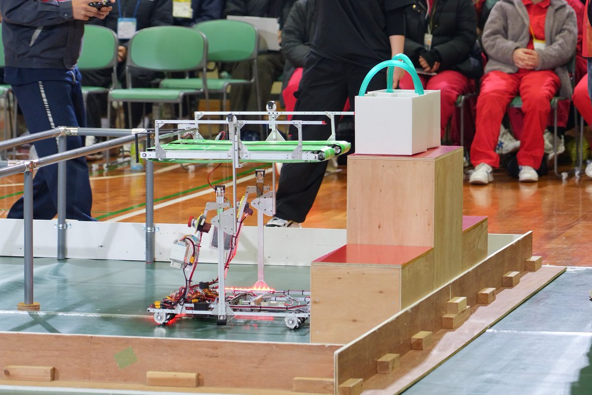 【共ロボ2025】
🥇優勝🥇
熊本高等専門学校　熊本キャンパス　Cチーム
プロジェクト名：ウーバーロボッツ (ｳｰﾊﾞｰﾛﾎﾞｯﾂ)

２本のアームと幅広ベルトで抜群の安定感を発揮し優勝をつかみ取りました。

#共ロボ #ロボコン