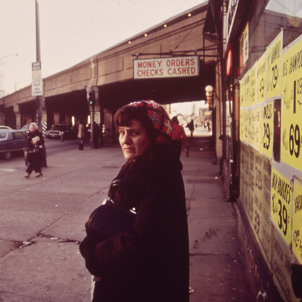 itsbarry's tweet photo. Woman by the Loyola L, 1973
📷Paul Sequeira https://t.co/LeZ3XBPOrl
