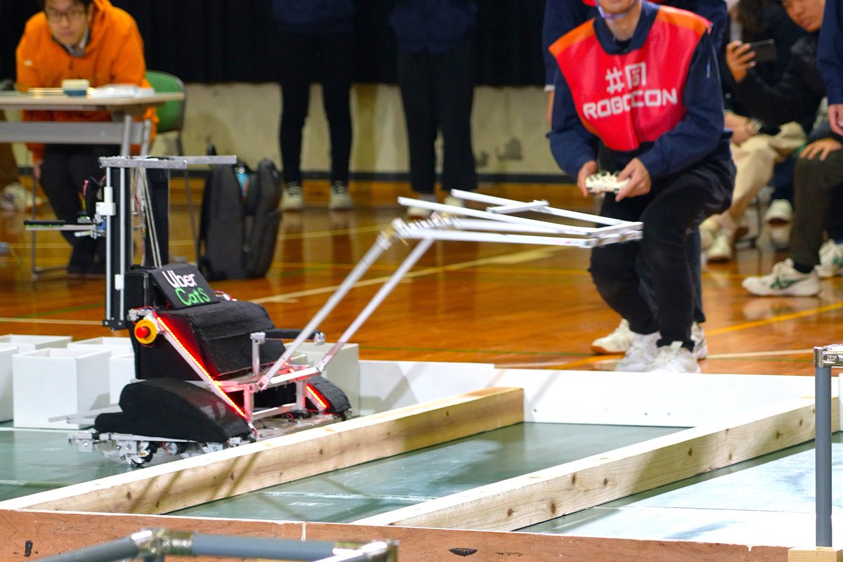 【共ロボ2025】
🏆デザイン賞🏆
沖縄工業高等専門学校
プロジェクト名：運び隊 (ﾊｺﾋﾞﾀｲ)

チャーミングな見た目とは裏腹に、3階への配達を実現しました。

#共ロボ #ロボコン