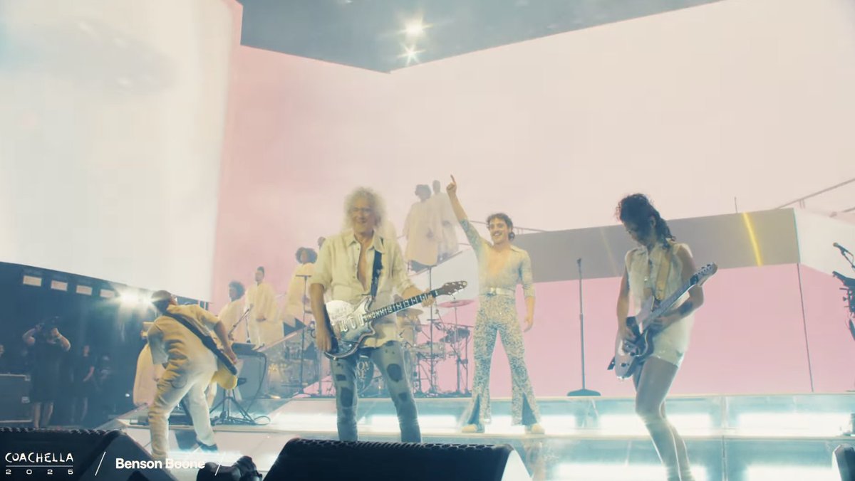ultranoticiasfm's tweet photo. #QueShow | 🎸 Brian May y Benson Boone brillan en Coachella con "Bohemian Rhapsody"
El legendario guitarrista de Queen y el joven talento se unieron en el escenario para interpretar el icónico tema.
#Coachella #BrianMay #BohemianRhapsody
📷Juanjo Guerrero / 📹RRSS https://t.co/ONUimhwo3T