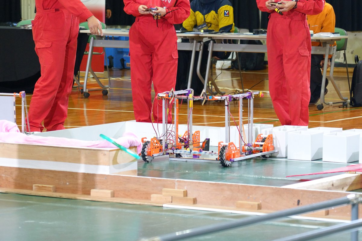 【共ロボ2025】
都城工業高等専門学校
プロジェクト名：運搬ルーパー (ｳﾝﾊﾟﾝﾙｰﾊﾟ)

今大会最大の橋を使ってダイナミックに競技に挑みました。

#共ロボ #ロボコン