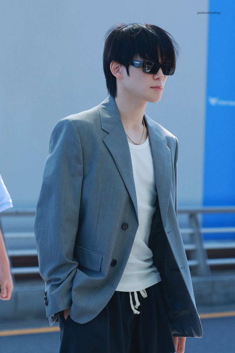 214fix's tweet image. one of his best airport outfits ever