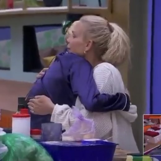me da una risa que es real que melissa consiguió fuguras paternales en ambas casas y es como si de uno hubiera sacado lo gate y de otro lo puerta 

#LaCasaDeLosFamososCol #LCDLFAIlStars