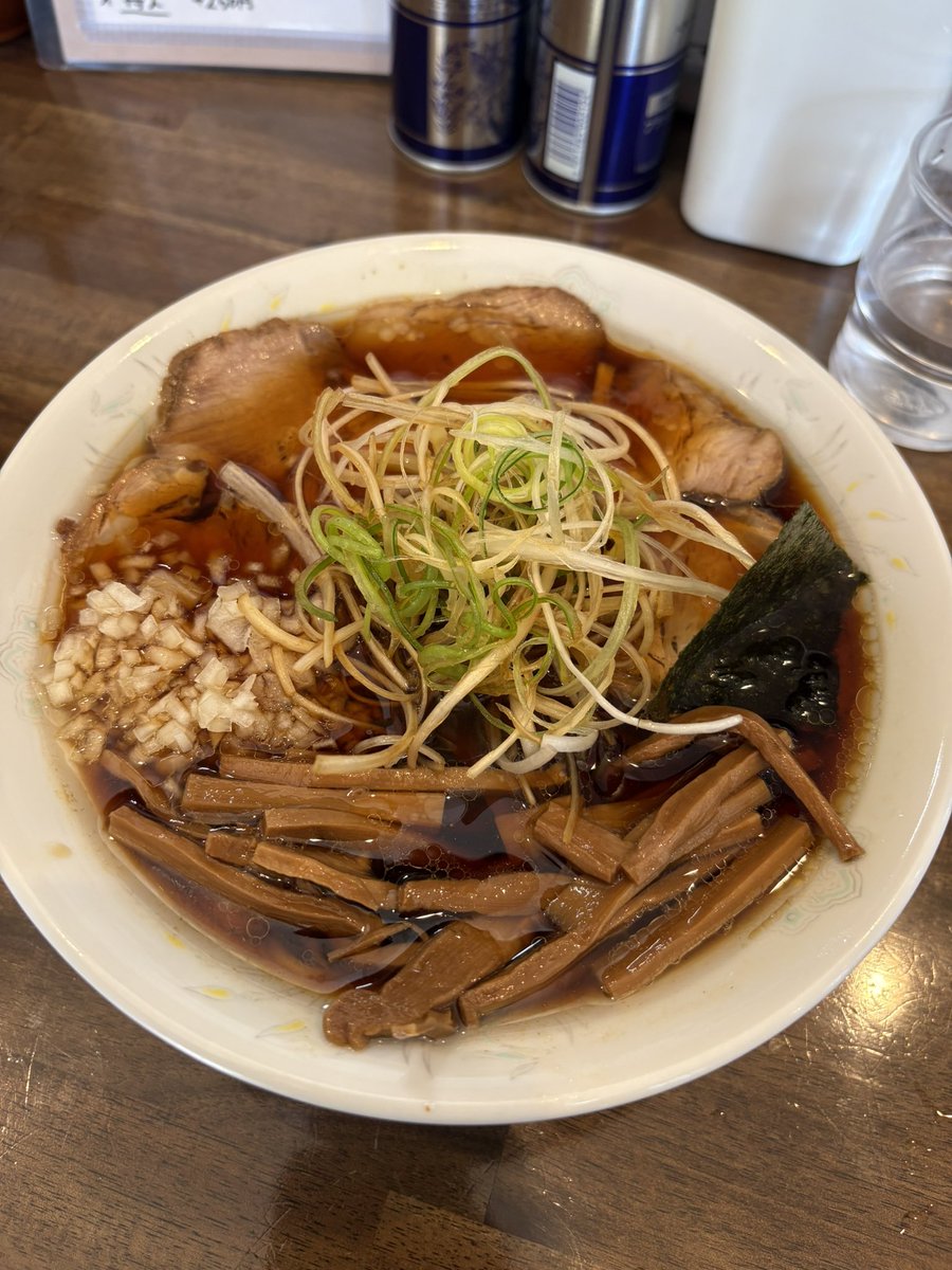 味変？
　
私に醤油ラーメン
特にメンマラーメンの
うまさというものを
開眼させてくれた店にへ

移転したことは調べてましたが
　
「思わずここって
昔コニカの前にあった店っすよね？」
と聞いてしまいました…

昔の味は美化されるのか？

いや
おいらの舌が劣化したのか？

今日は仕込みに失敗？