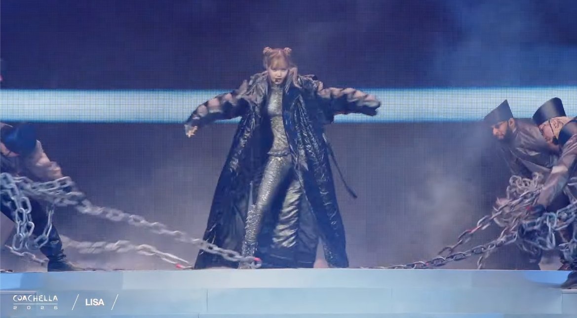 sunnysunlisa's tweet photo. VERY PROUD 
VERY POWERFUL 
VERY SPEECHLESS 
VERY CAPTIVATING 
VERY MAGNIFICENT
VERY OUTSTANDING 
AND MORE FOR YOU #LISA 

PLS RETWEET, AND REPLY IF AGREE ‼️

THAICONIC LISA COACHELLA 
#LISACHELLA #Coachella2025 https://t.co/ruThDKFfdt