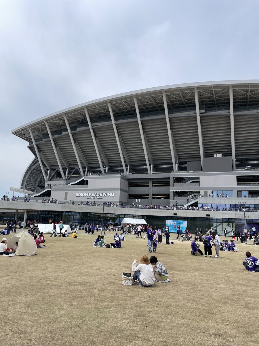 試合前にヒロパでシート広げてゴロゴロするの最高！