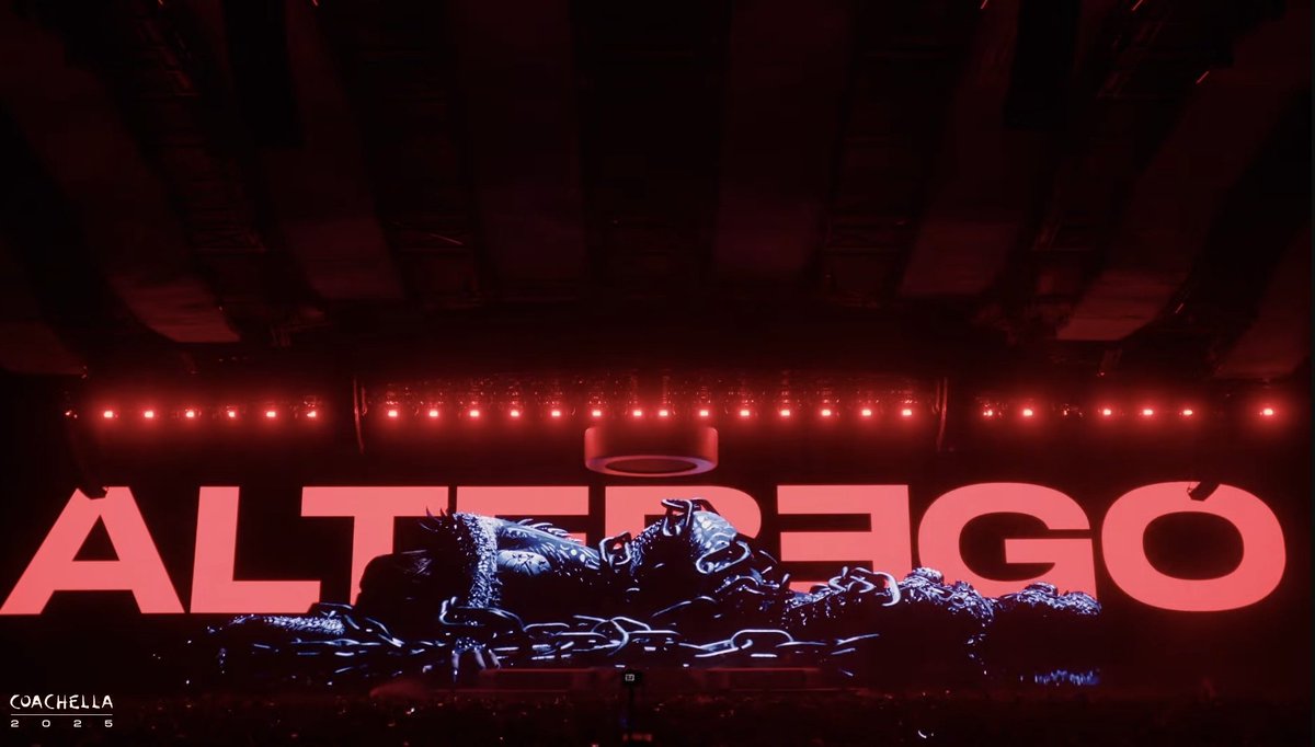 lalisalovemme's tweet photo. idgaf about anything negative anyone has to say, lisa truly put on such an amazing show. from the production, the alter ego concept, the stage presence,the outfits, the dancing, the live band to the live vocals like ... woah

THAICONIC LISA COACHELLA 
#LISACHELLA #Coachella2025 https://t.co/uMjstunI9U