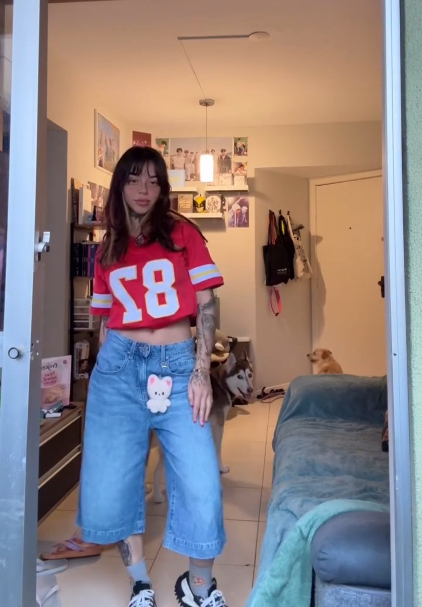 breendasroom's tweet photo. baseado no meu estilo, qual membro do stray kids vcs acham que combina comigo?

É difícil, pq tem dia que eu quero ser uma advogada respeitada e outros dias que eu só quero ser o Juninho play https://t.co/OOf95orW0Y