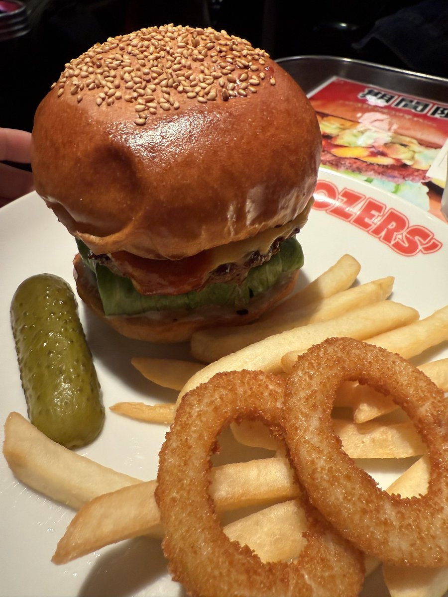 UW_OOR_WHYZ's tweet photo. 今日はバーガーの気分だったので🍔
#BROZERS https://t.co/t0kxuYnUvD