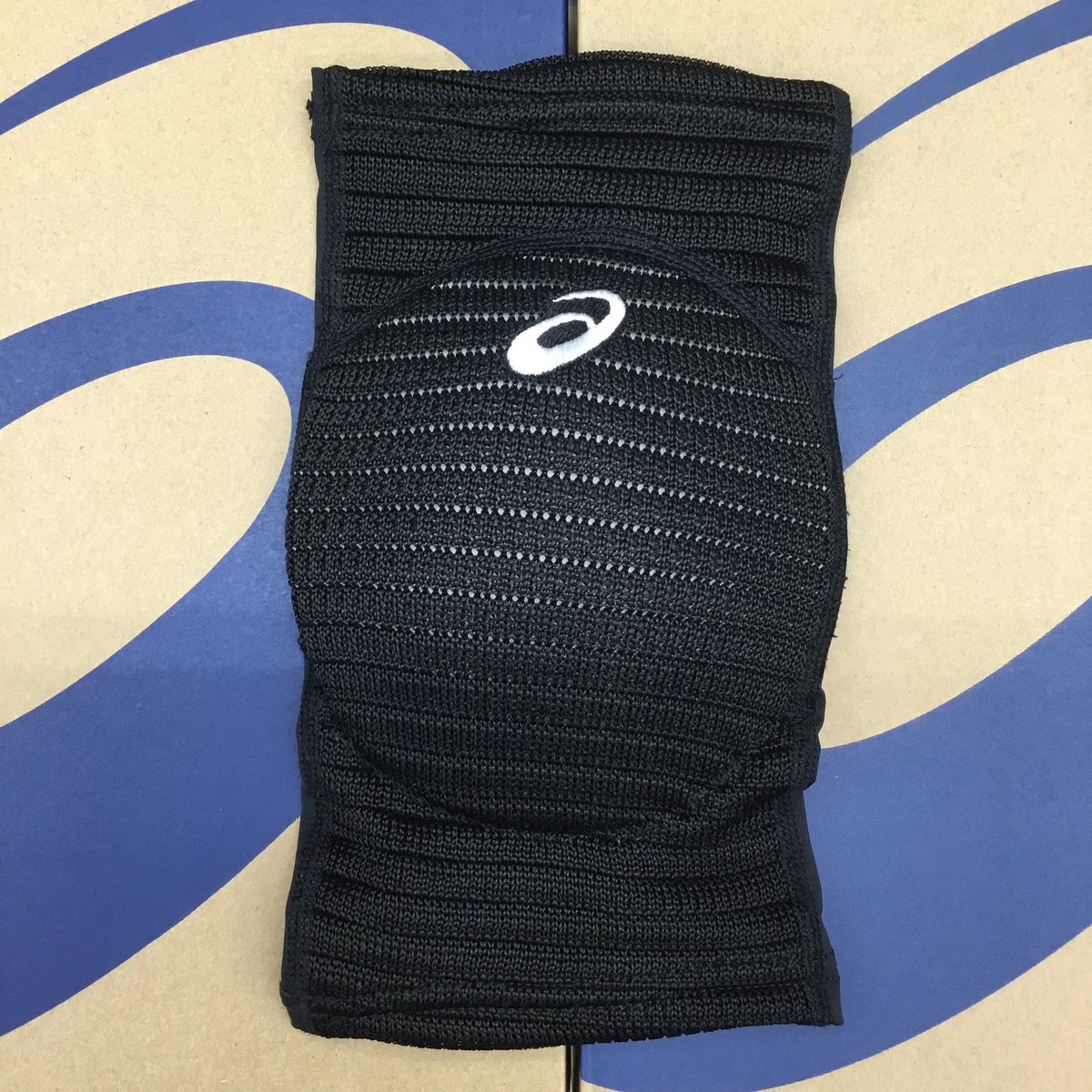 zyuenvolleyball's tweet photo. アシックスのひざサポーターが再入荷‼️
🌟膝裏がメッシュ生地なのでムレにくい‼️
これからの季節にオススメ👍
品番:3053A148
1個入り税込¥2,420
サイズ:M・L(男女兼用)
ひざまわり
M:約28cm~33cm
L:約32cm~37cm
ご来店お待ちしております😊
#asics #kneepad #supporter #volleyball https://t.co/6eLeR9hGUY