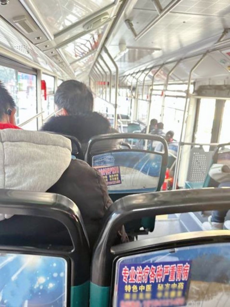 太喜欢公交露出了，这种人来人往有摄像头的空间环境总是让我克制不住疯狂的念头与行动。撩起的裙子无遮挡的B肆无忌惮，就这还不够索性朝着有人的方向，但凡别人扭头看一眼！
@xyberdolls 
@xybereum 
@xyberlabs https://t.co/84hIEpDlqq