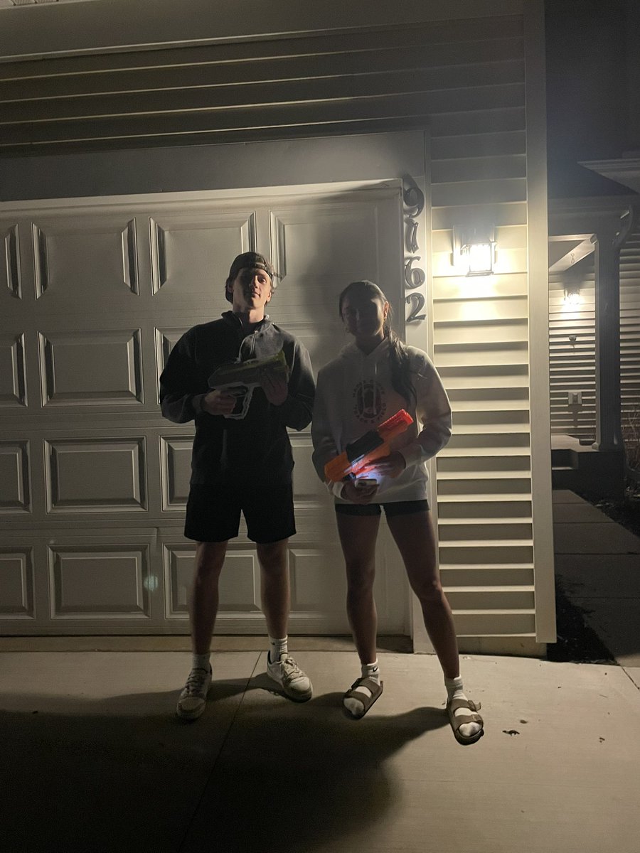 miley_max0's tweet photo. had to pause my game for this #fortniteirl #oggoldscar #3v1 @GroveAssassins https://t.co/QQzs30ZiPP