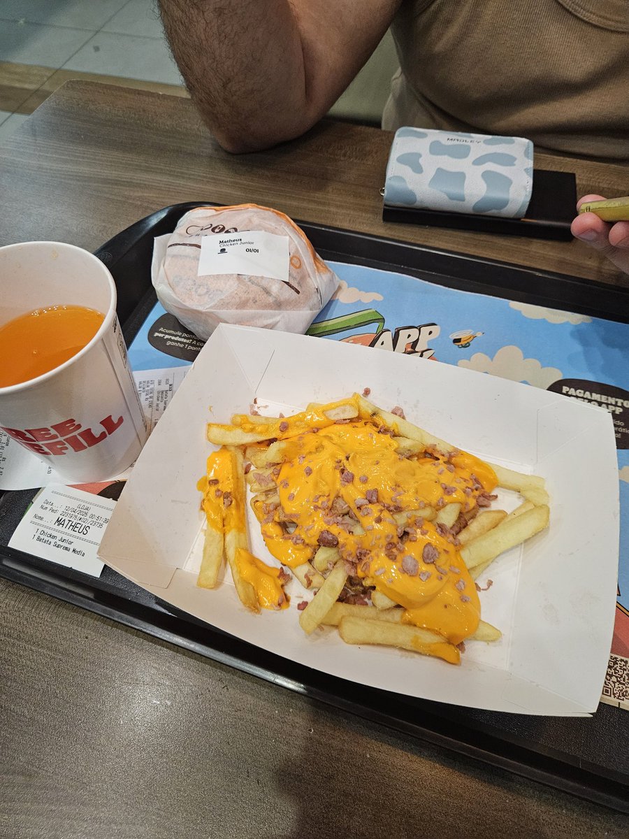 HenriqueFer_'s tweet photo. Chamar esse tantinho de batata de suprema é palhaçada, hein @BurgerKingBR e o atendimento. Cada vez pior. https://t.co/P3kOU2I7xp
