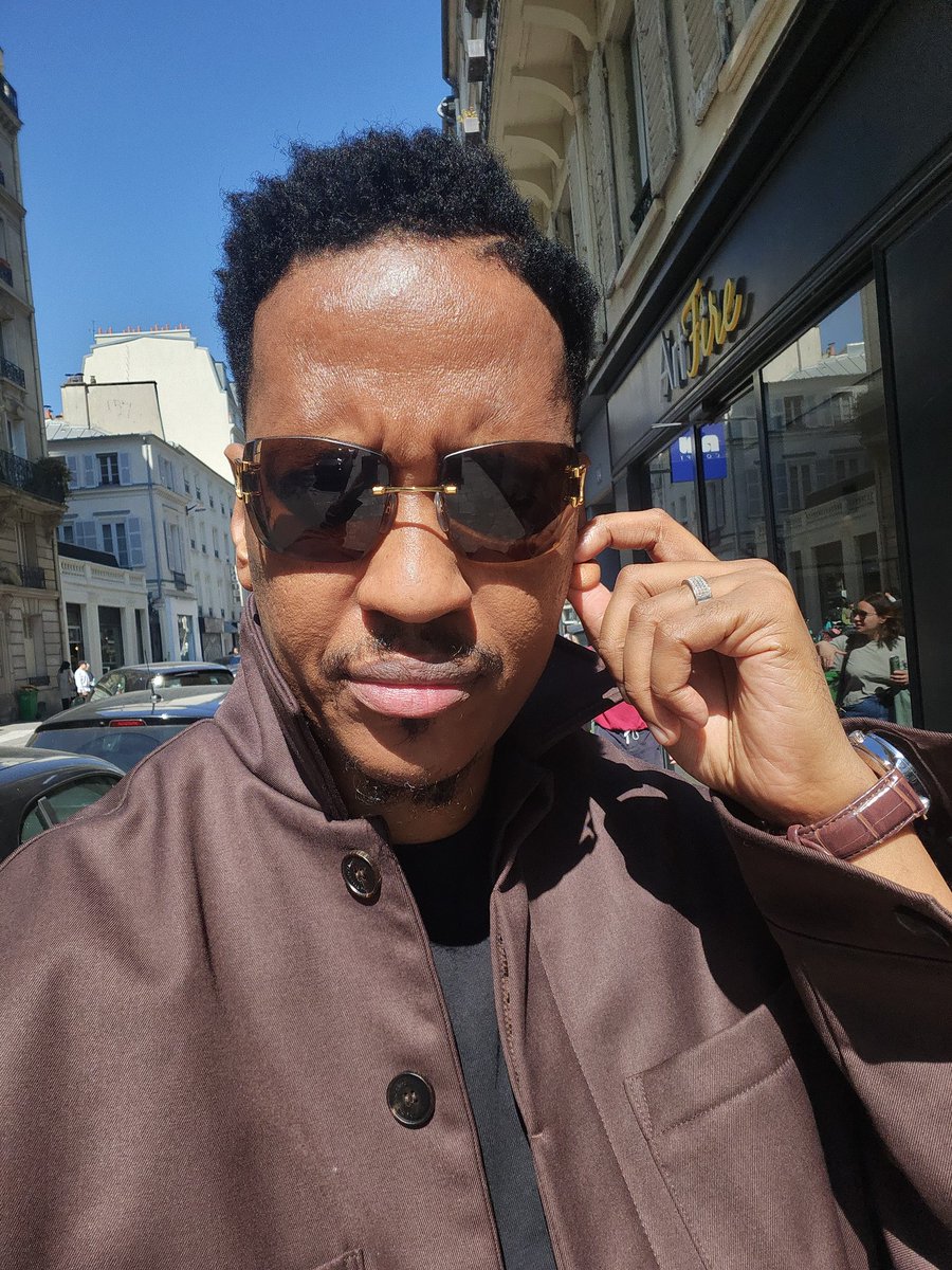 Les gens changent. 
L'amour fait mal. 
Les amis partent.
 Les choses tournent mal. 
Mais rappelez-vous simplement que la vie continue et que Dieu est toujours sur Son Trône.

Courage 👊